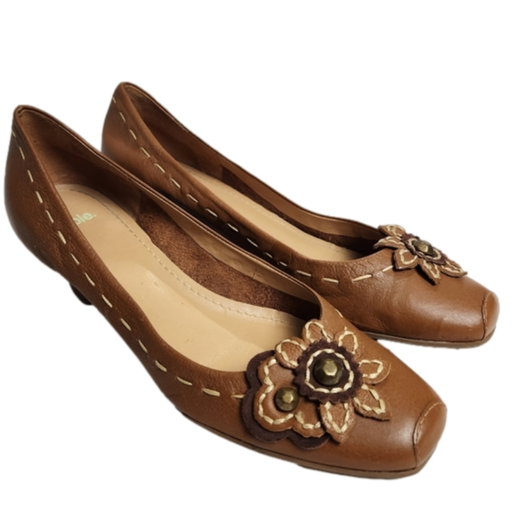 SIZE 8.5 Pumps Leather Brown color Stitching flowers vintage inspired NICOLE